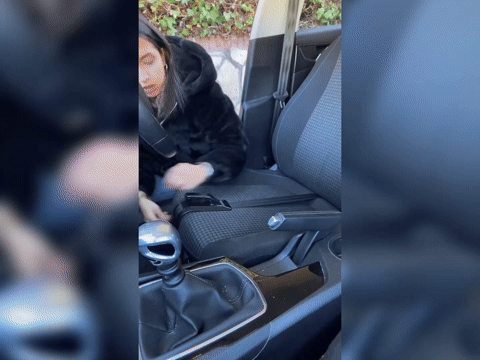 Demostración del accesorio con correa en un asiento de automóvil